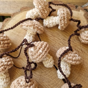 Horgolt gombás füzér - otthon & életmód - dekoráció - fali és függő dekoráció - girland, zászlófűzér - Meska.hu