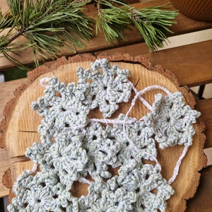 Horgolt hópelyhes füzér - karácsony - karácsonyi lakásdekoráció - karácsonyi lakásdíszek - Meska.hu