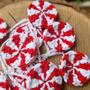 Horgolt cukorkás füzér, Karácsony, Karácsonyi lakásdekoráció, Karácsonyi lakásdíszek, Horgolás, 100% pamutfonalból készült, 10 db mentolos cukorkából áll, 140 cm  hosszú. Egy cukorka átmérője 5 c..., MESKA