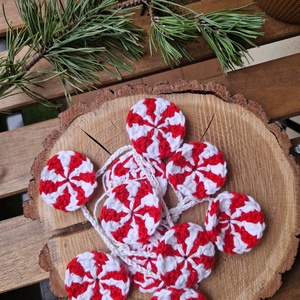 Horgolt cukorkás füzér - karácsony - karácsonyi lakásdekoráció - karácsonyi lakásdíszek - Meska.hu