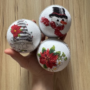 Karácsonyi keresztszemes gömbök - Meska.hu