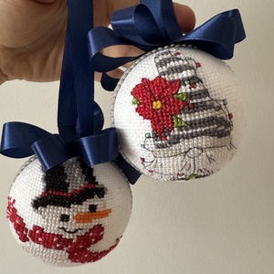 Karácsonyi keresztszemes gömbök - karácsony - karácsonyi lakásdekoráció - karácsonyfadíszek - Meska.hu