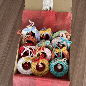 Karácsonyfadíszek díszdobozban, Karácsony, Karácsonyi lakásdekoráció, Karácsonyi lakásdíszek, Horgolás, MESKA