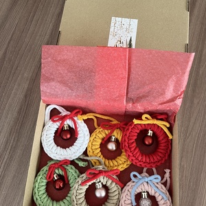 Karácsonyfadíszek díszdobozban, Karácsony, Karácsonyi lakásdekoráció, Karácsonyi lakásdíszek, Horgolás, MESKA