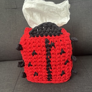 Horgolt katicás zsepkendőtartó - Meska.hu