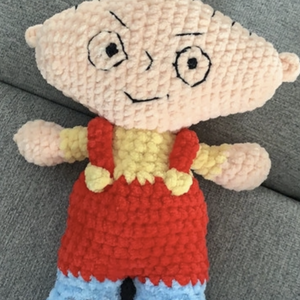 Stewie Griffin horgolt plüss figura - játék & sport - plüssállat & játékfigura - plüss mesefigurák - Meska.hu