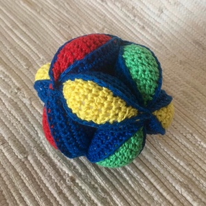 Horgolt készségfejlesztő Montessori labda (Amish puzzle ball), Játék & Sport, Készségfejlesztő és Logikai játék, Oktató játékok, Horgolás, MESKA