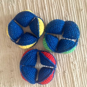 Horgolt készségfejlesztő Montessori labda (Amish puzzle ball) - játék & sport - készségfejlesztő és logikai játék - oktató játékok - Meska.hu