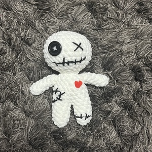 Horgolt Voodoo baba - játék & sport - plüssállat & játékfigura - szörnyike - Meska.hu