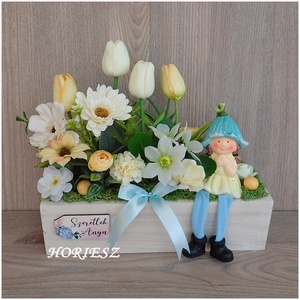Virágos asztali dekoráció cuki kislánnyal  - Meska.hu