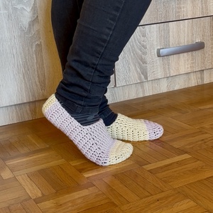 Horgolt zomusz eper-vanília - ruha & divat - cipő & papucs - mamusz & házicipő - Meska.hu