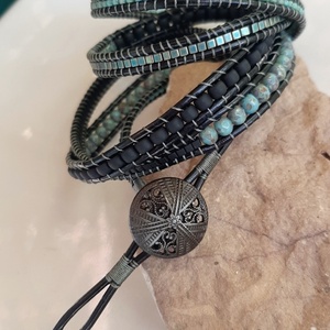 Wrap karkötő - fekete kék - ékszer - karkötő - gyöngyös karkötő - Meska.hu