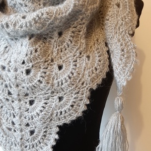 Világos szürke horgolt kendő  - Meska.hu