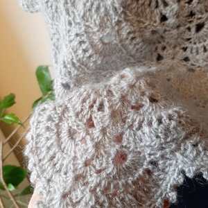 Világos szürke horgolt kendő  - ruha & divat - sál, sapka, kendő - vállkendő - Meska.hu