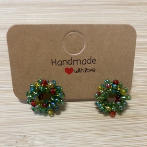 Színes, karácsonyi koszorú fülbevaló, Ékszer, Fülbevaló, Pötty fülbevaló, Ékszerkészítés, Gyöngyfűzés, gyöngyhímzés, MESKA