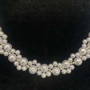 Elegáns gyöngy nyaklánc, ezüst-fehér színben - ékszer - nyaklánc - gyöngyös nyaklánc - Meska.hu