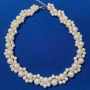 Elegáns gyöngy nyaklánc, ezüst-fehér színben, Ékszer, Nyaklánc, Gyöngyös nyaklánc, Gyöngyfűzés, gyöngyhímzés, MESKA