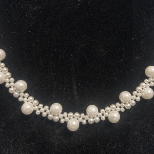 Elegáns, tört fehér gyöngy nyaklánc - ékszer - nyaklánc - gyöngyös nyaklánc - Meska.hu