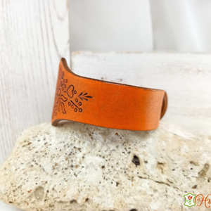 Bokrétás bőr karkötő - ékszer - karkötő - karperec - Meska.hu