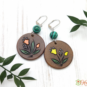 Aszimmetrikus mintás korong bőr fülbevaló malachittal - ékszer - fülbevaló - lógós kerek fülbevaló - Meska.hu