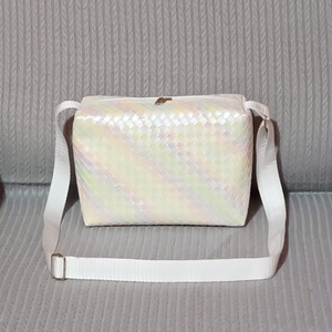 Egyedi fehér-írisz műbőr crossbody táska - Meska.hu