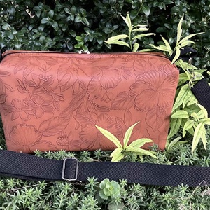 Egyedi barna dombornyomott műbőr crossbody táska - Meska.hu