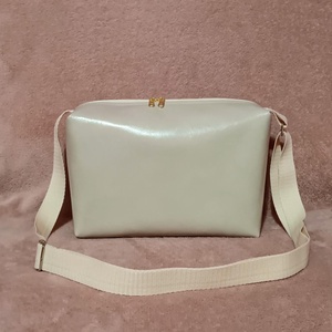 Egyedi csontfehér műbőr crossbody táska - táska & tok - kézitáska & válltáska - vállon átvethető táska - Meska.hu