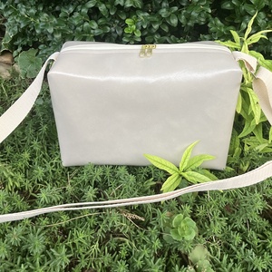 Egyedi csontfehér műbőr crossbody táska - táska & tok - kézitáska & válltáska - vállon átvethető táska - Meska.hu