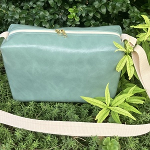 Egyedi menta-bézs műbőr crossbody táska - táska & tok - kézitáska & válltáska - vállon átvethető táska - Meska.hu