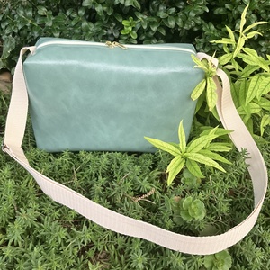 Egyedi menta-bézs műbőr crossbody táska - táska & tok - kézitáska & válltáska - vállon átvethető táska - Meska.hu