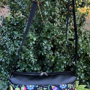 Egyedi népi motívumos crossbody táska - Meska.hu