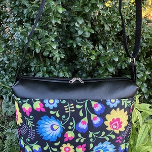 Egyedi népi motívumos crossbody táska - táska & tok - kézitáska & válltáska - vállon átvethető táska - Meska.hu