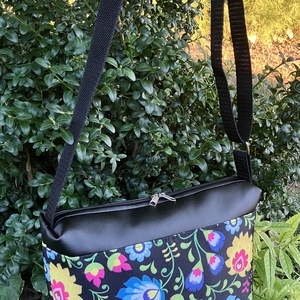 Egyedi népi motívumos crossbody táska - táska & tok - kézitáska & válltáska - vállon átvethető táska - Meska.hu