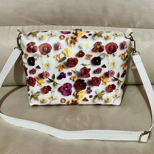 Egyedi tavaszi virágos műbőr crossbody táska - Meska.hu