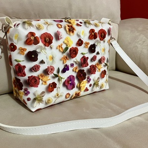 Egyedi tavaszi virágos műbőr crossbody táska - táska & tok - kézitáska & válltáska - vállon átvethető táska - Meska.hu