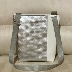 Egyedi ezüst-fehér műbőr oldaltáska, Táska & Tok, Kézitáska & válltáska, Vállon átvethető táska, Bőrművesség, MESKA