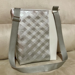 Egyedi ezüst-fehér műbőr oldaltáska - táska & tok - kézitáska & válltáska - vállon átvethető táska - Meska.hu