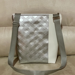 Egyedi ezüst-fehér műbőr oldaltáska - táska & tok - kézitáska & válltáska - vállon átvethető táska - Meska.hu