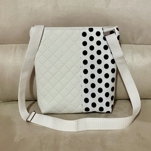 Egyedi fehér pöttyös  oldaltáska, Táska & Tok, Kézitáska & válltáska, Vállon átvethető táska, Bőrművesség, MESKA