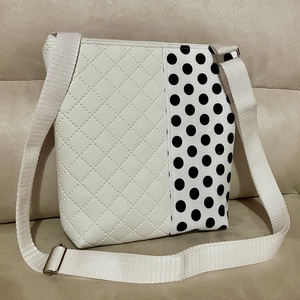 Egyedi fehér pöttyös  oldaltáska - táska & tok - kézitáska & válltáska - vállon átvethető táska - Meska.hu