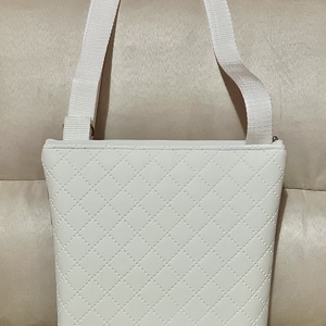 Egyedi fehér pöttyös  oldaltáska - táska & tok - kézitáska & válltáska - vállon átvethető táska - Meska.hu