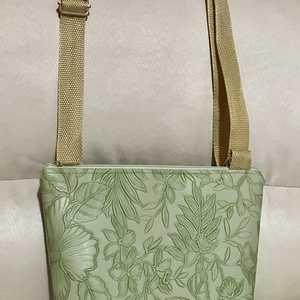 Egyedi zöld műbőr kisméretű oldaltáska - táska & tok - kézitáska & válltáska - vállon átvethető táska - Meska.hu