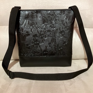 Fekete szitakötős műbőr crossbody táska - Meska.hu