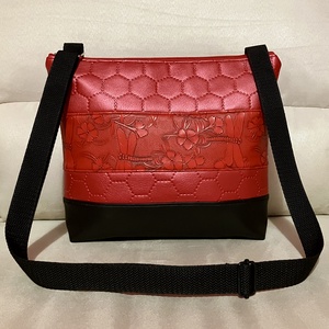 Piros-fekete szitakötős műbőr crossbody táska - Meska.hu