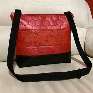 Piros-fekete szitakötős műbőr crossbody táska - táska & tok - kézitáska & válltáska - vállon átvethető táska - Meska.hu