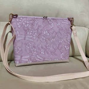 Lila szitakötős műbőr crossbody táska - táska & tok - kézitáska & válltáska - vállon átvethető táska - Meska.hu
