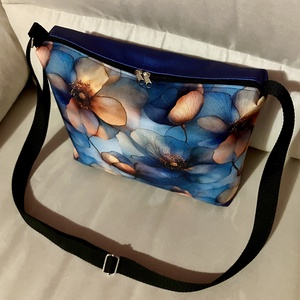 Kék-narancs virágos crossbody táska - táska & tok - kézitáska & válltáska - vállon átvethető táska - Meska.hu