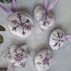 Hímzett karácsonyfadísz - lila - karácsony - karácsonyi lakásdekoráció - karácsonyfadíszek - Meska.hu