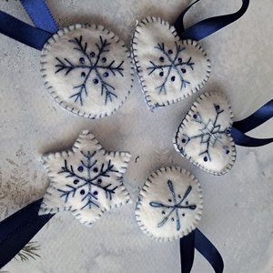 Hímzett karácsonyfadísz - kék - karácsony - karácsonyi lakásdekoráció - karácsonyfadíszek - Meska.hu