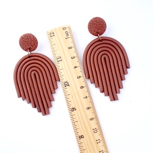 Csokoládébarna, hosszú fülbevaló ékszergyurmából, egyedi ajándék nőknek - ékszer - fülbevaló - lógó fülbevaló - Meska.hu
